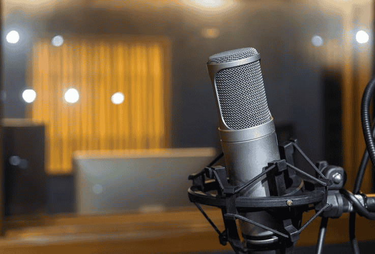 手把手教你做新媒体声音主播：从零到专业的声音变现指南